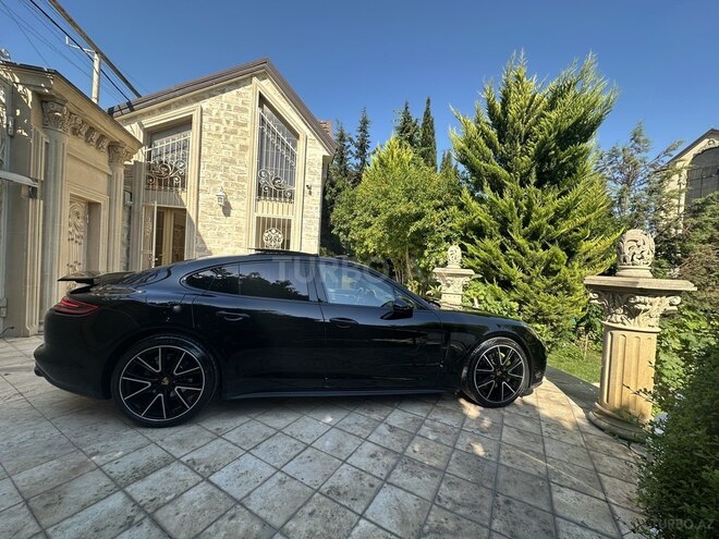 Porsche Panamera 4S-19