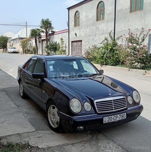 Mercedes E 240-1