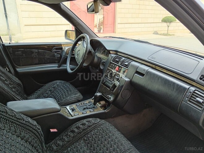 Mercedes E 240-4