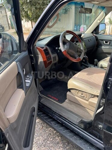 Mitsubishi Pajero-4