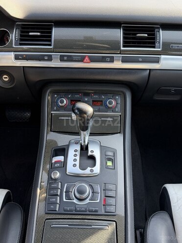 Audi S8-8
