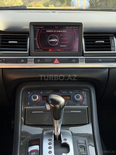 Audi S8-10