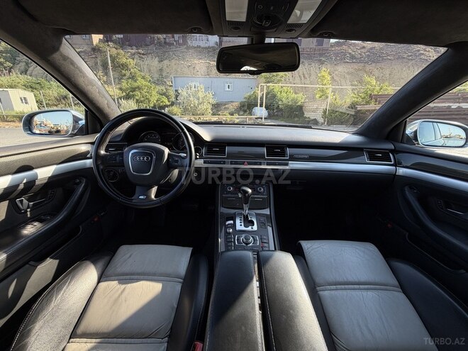 Audi S8-6