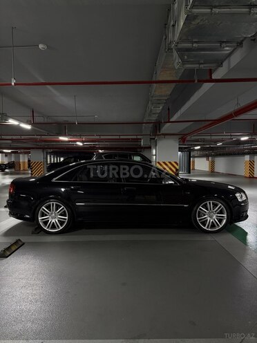 Audi S8-4