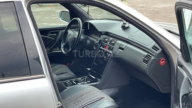 Mercedes E 220-10
