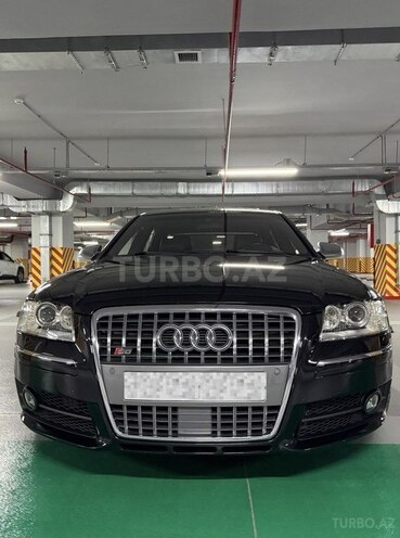Audi S8-1