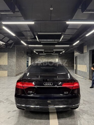 Audi A8-2