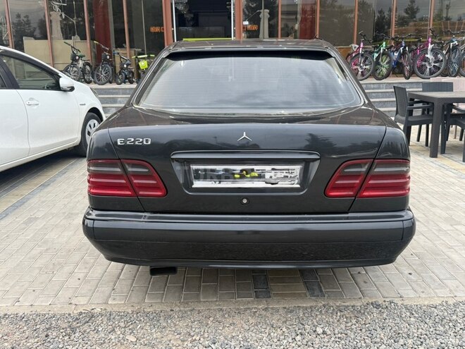 Mercedes E 200-2