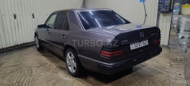 Mercedes 220 E-12