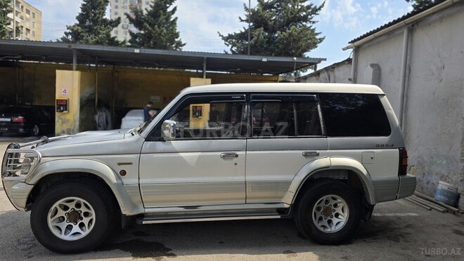 Mitsubishi Pajero-4