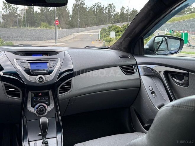 Hyundai Elantra-16