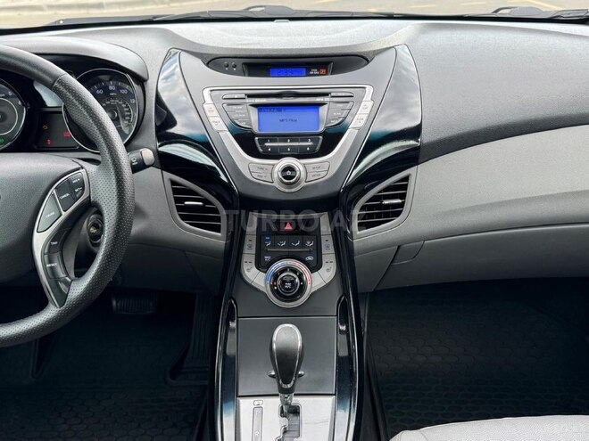 Hyundai Elantra-15
