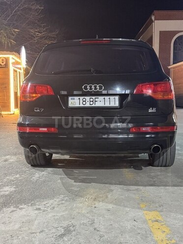 Audi Q7-8