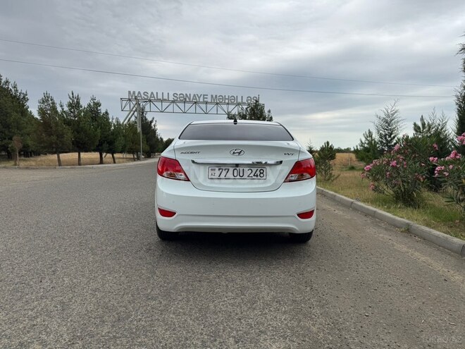 Hyundai Accent-4