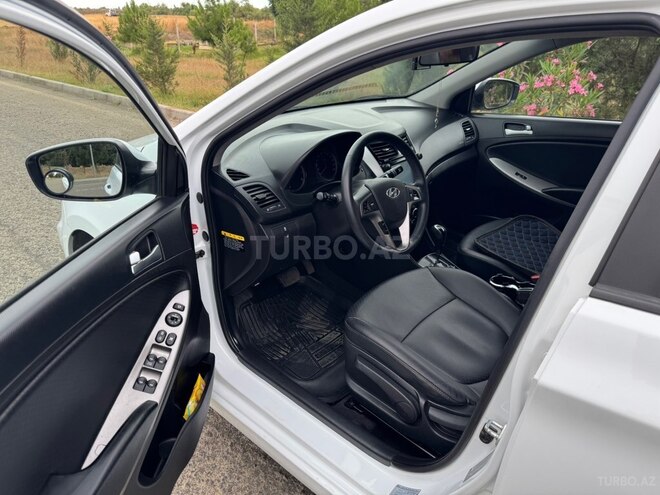 Hyundai Accent-11