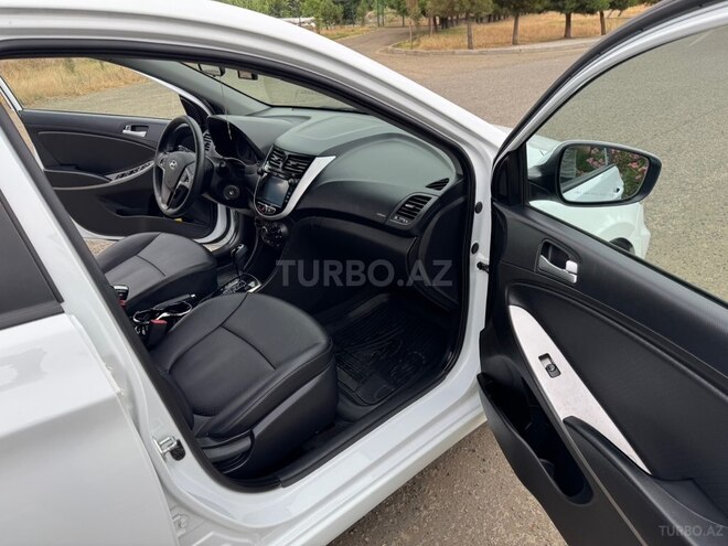 Hyundai Accent-12