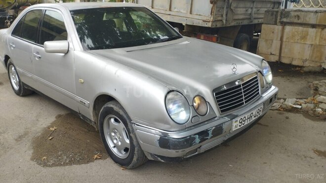 Mercedes E 290-1