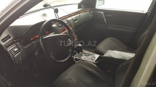 Mercedes E 290-7