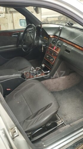 Mercedes E 290-6