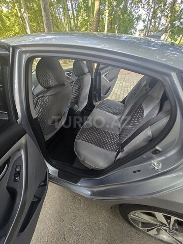 Hyundai Elantra-8