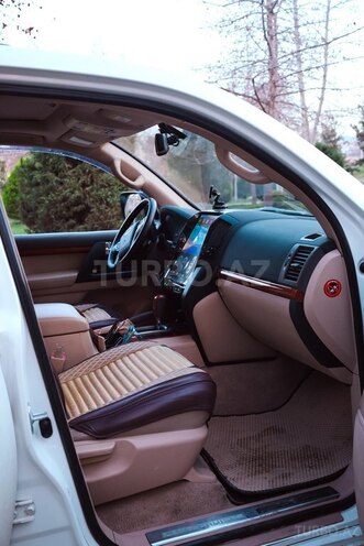 Toyota Land Cruiser-9
