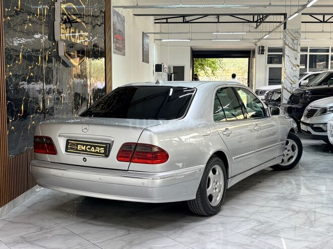 Mercedes E 220-11
