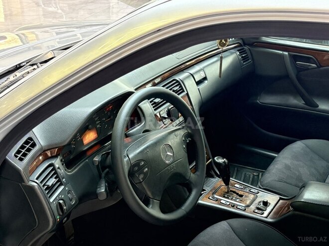 Mercedes E 220-13