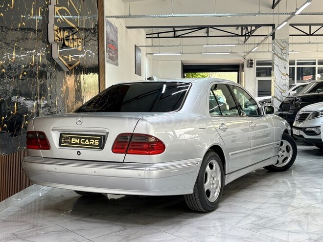Mercedes E 220-12