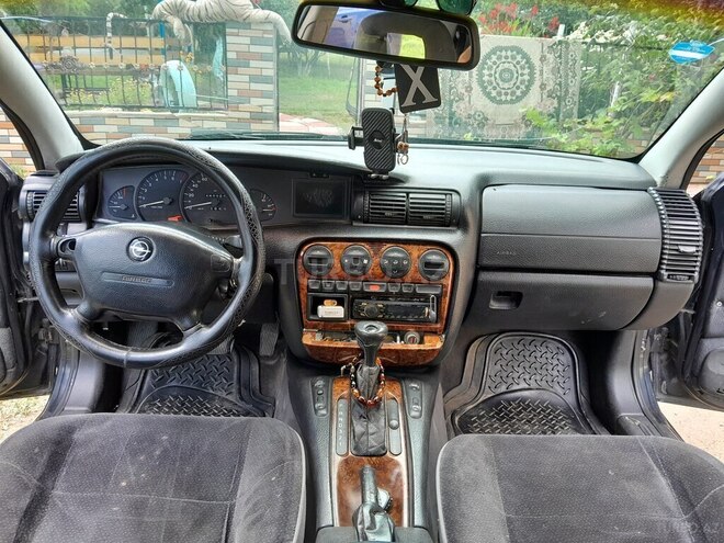 Opel Omega-8