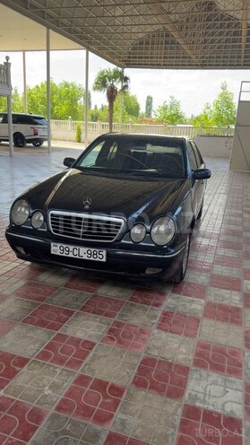 Mercedes E 270-1