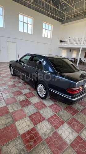 Mercedes E 270-4