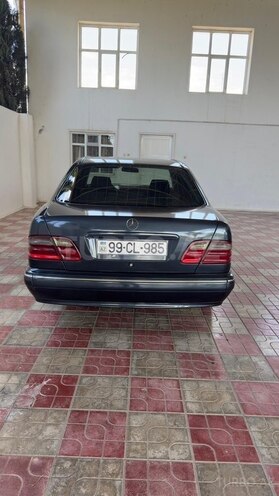 Mercedes E 270-2