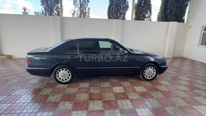 Mercedes E 270-3
