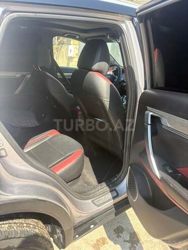 Geely Coolray-6