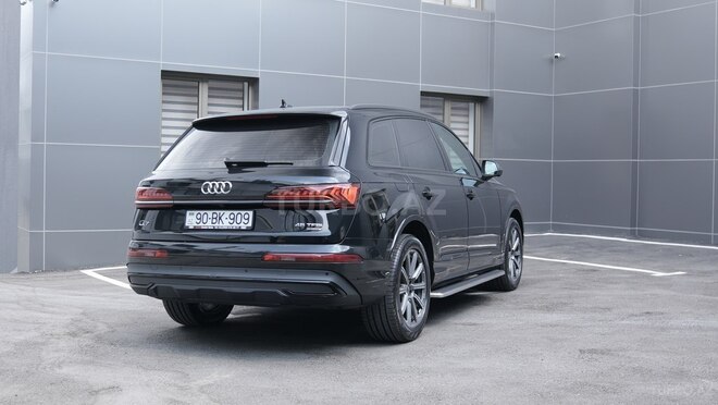 Audi Q7-5