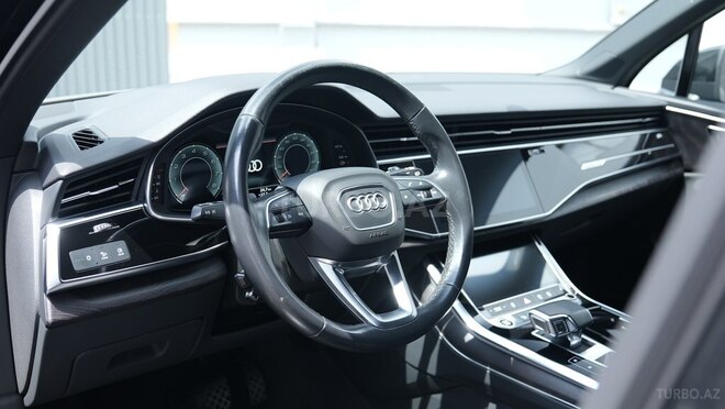Audi Q7-11