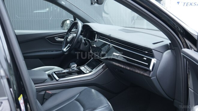 Audi Q7-21