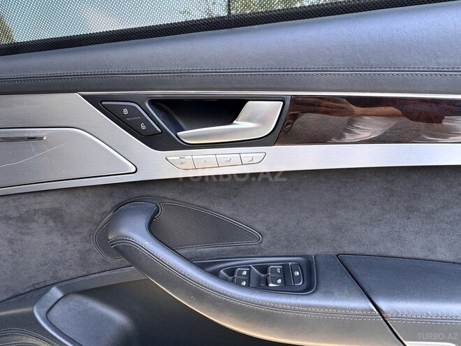 Audi A8-21