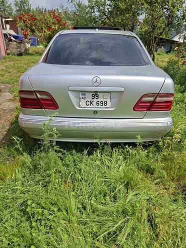Mercedes E 320 4MATIC-2