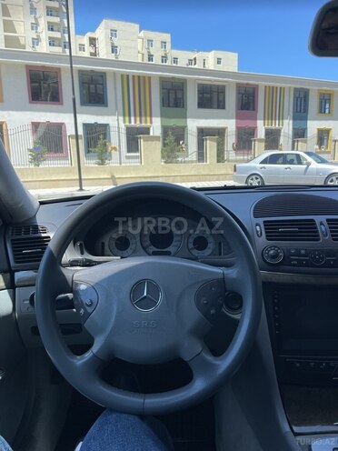 Mercedes E 320-17