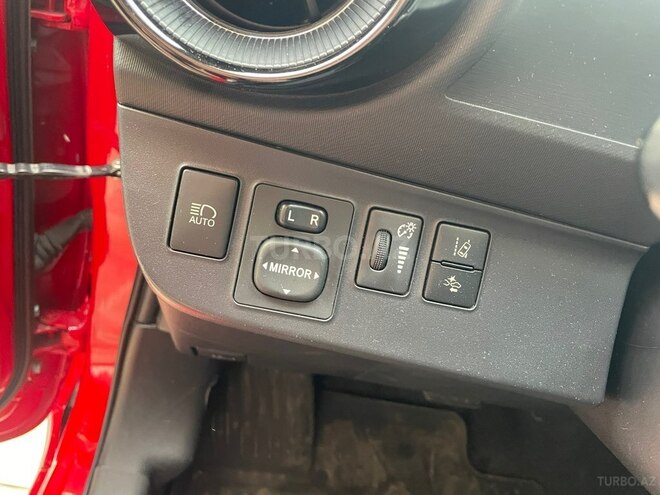 Toyota Prius C-8