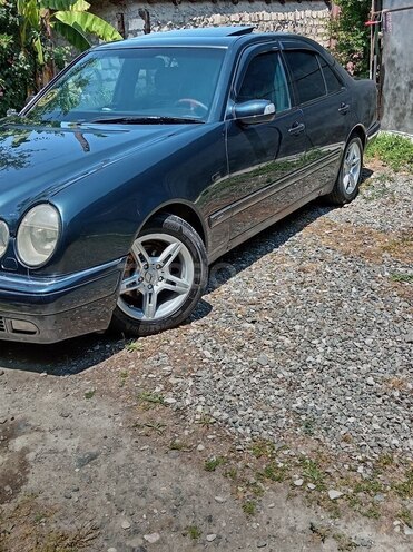 Mercedes E 230-5