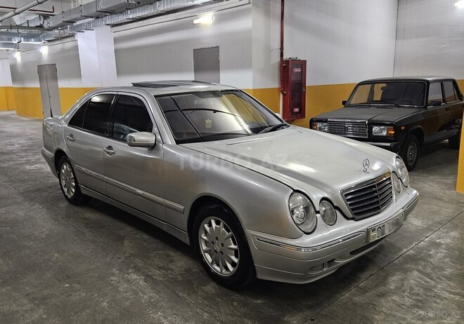 Mercedes E 320-1