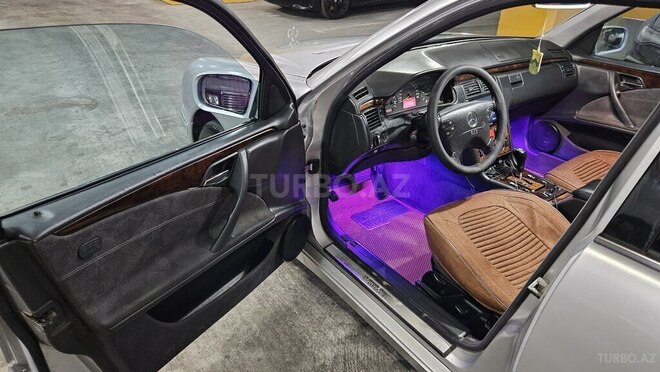 Mercedes E 320-9