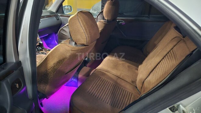 Mercedes E 320-13