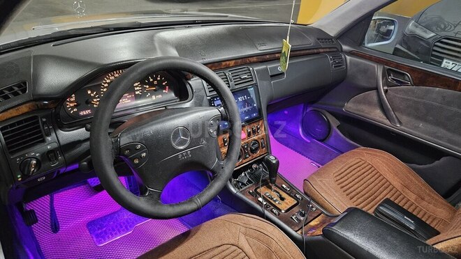 Mercedes E 320-11