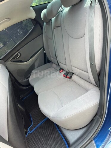 Hyundai Elantra-12