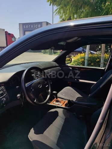 Mercedes E 270-12