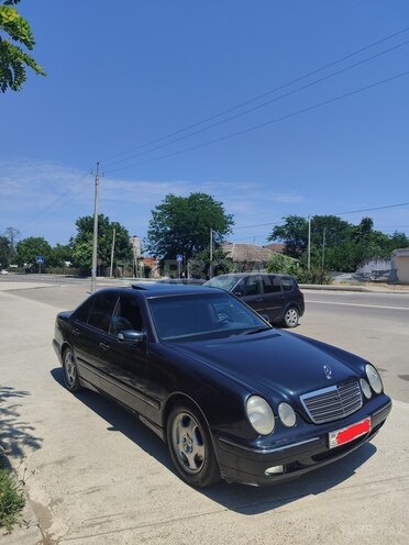 Mercedes E 270-3