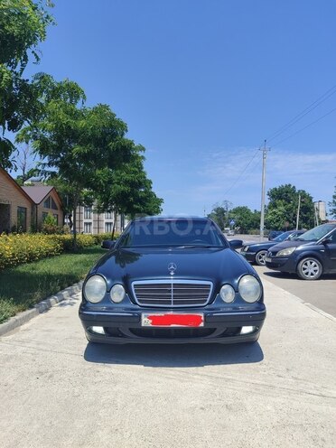 Mercedes E 270-1